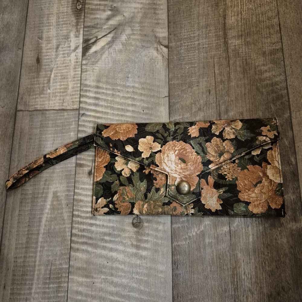 Kimchi Blue Tapestry‎ Vinyl Floral Clutch Bag - Picture 7 of 7